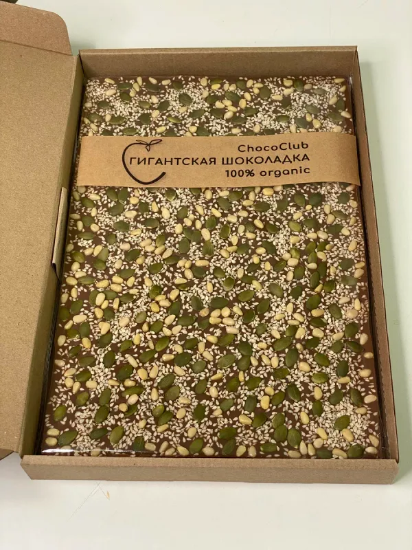 Гигантская молочная плитка с кедровыми орешками, семечками и кунжутом